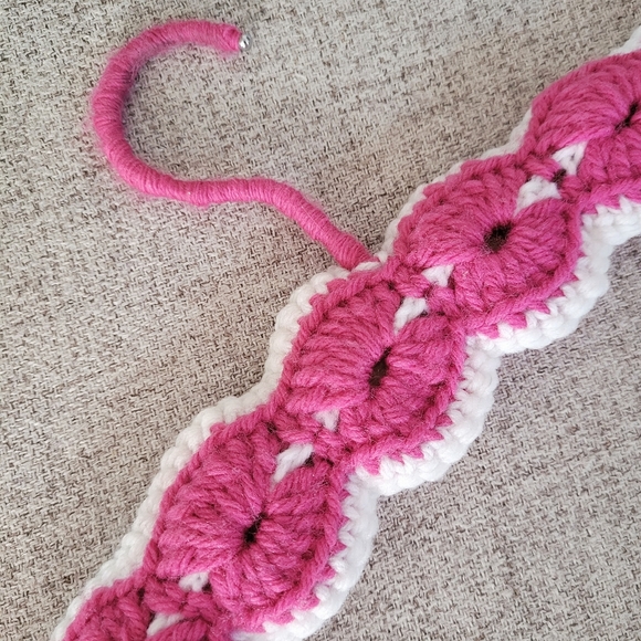 Vintage handmade knit clothing hanger - Picture 3 of 3